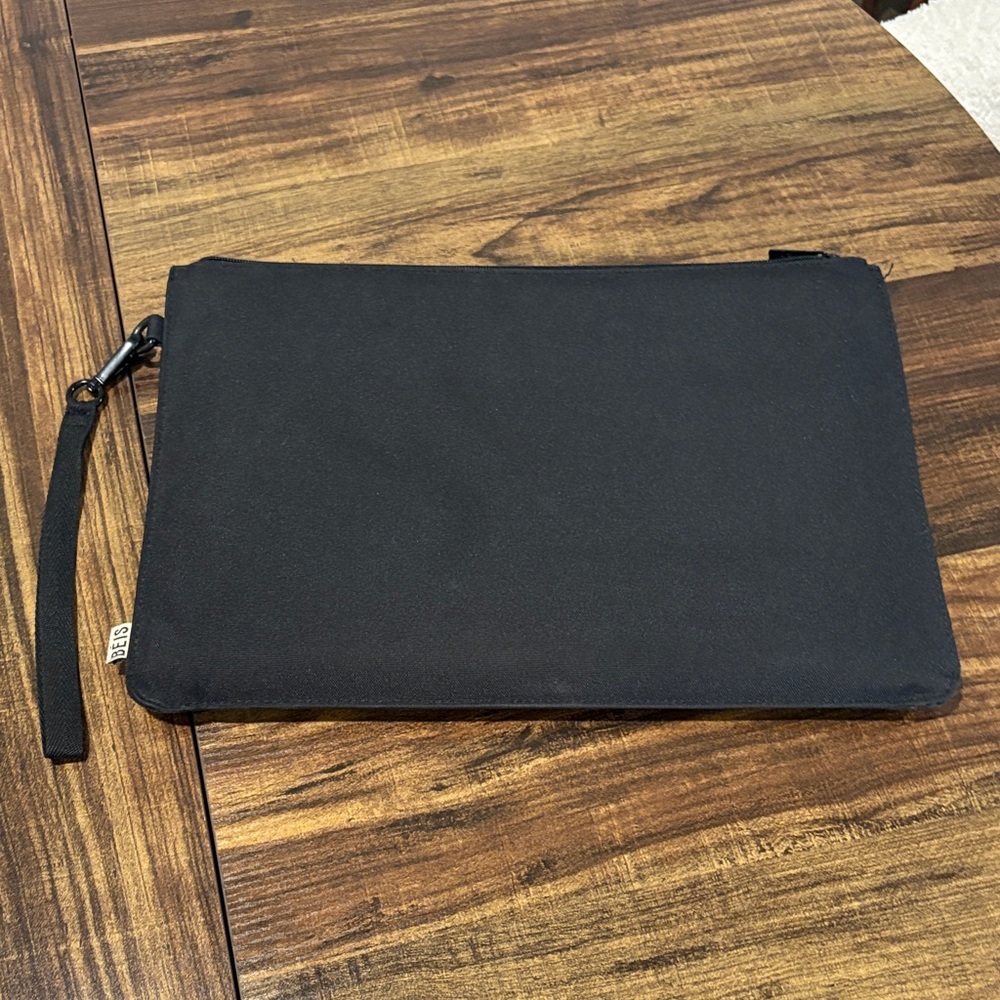 The BÉISics Laptop Pouch in Black